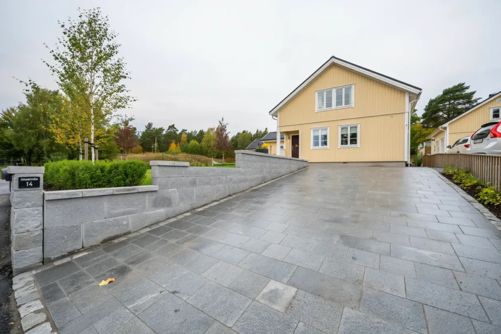 stensatt uppfart och uppf rd st dmur i oskarstr m halmstad